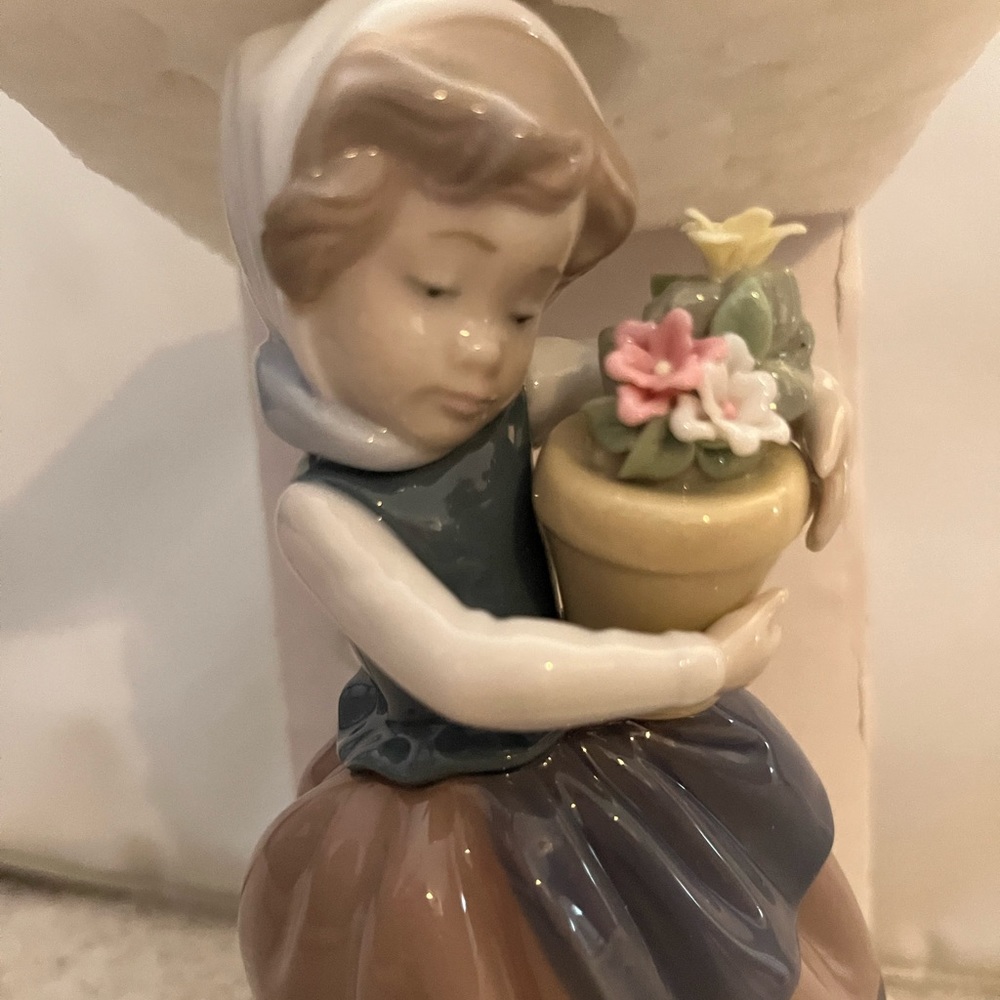 LLADRO Linda Con Maceta Spring is Coming
